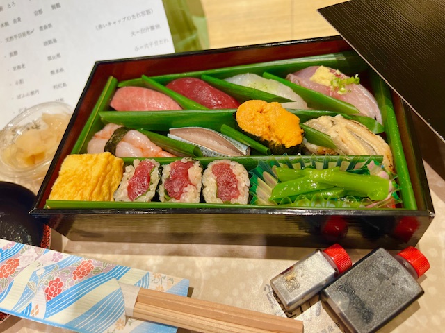 お土産 折詰め寿司 季節的解禁しました!